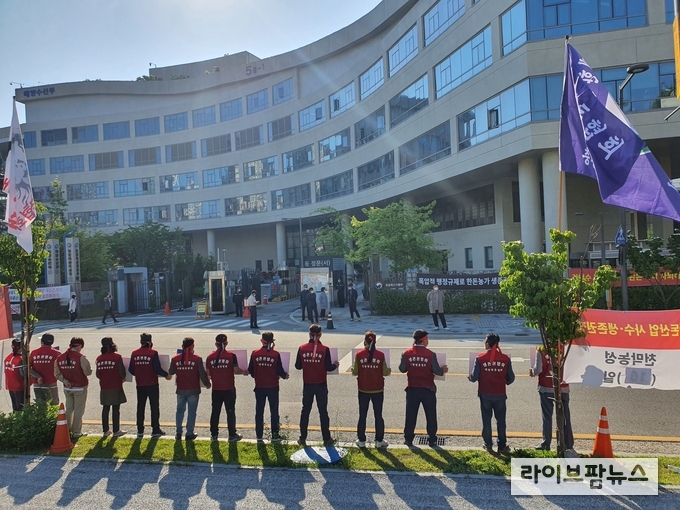 지난 5월 21일 오전 8시 정부 세종청사 농림축산식품부 앞에서 대한한돈협회 하태식 회장과 회장단 등 20여명의 한돈농가들이 ASF피해농가의 조속한 재입식을 촉구하며, 농림축산식품부 김현수 장관의 출근에 맞춰 면담을 촉구하는 시위를 실시했다.