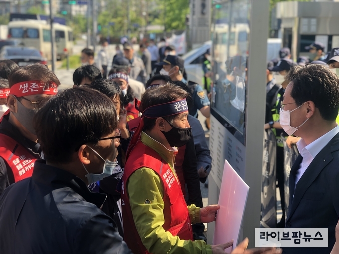 21일 오전 농림축산식품부 김현수 장관의 출근에 맞춰 면담을 요구하고 있는 한돈협회 하태식 회장과 한돈농가들.