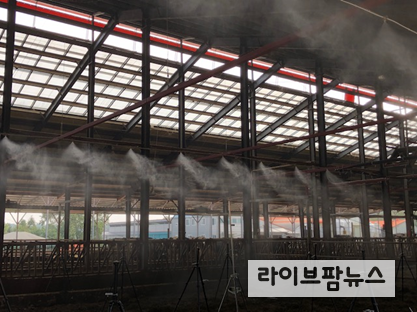 농촌진흥청은 기상이변으로 올 여름철도 폭염이 예상된다며 가축의 고온스트레스 예방을 위해 축사에 설치된 냉방시설 등의 사전점검을 당부했다.