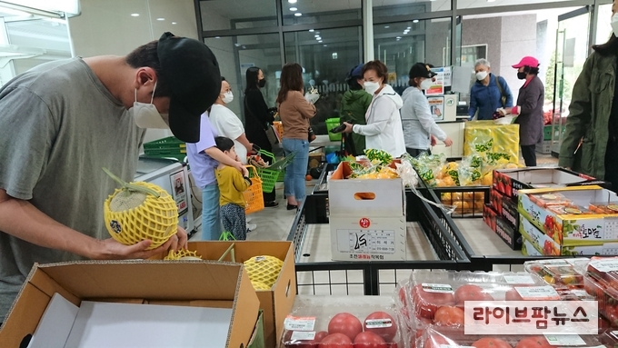 지난 25일 경기도 김포시 한강센트럴자이아파트에서 열린 로컬푸드 직거래장터에서 주민들이 농산물을 구매하고 있다.