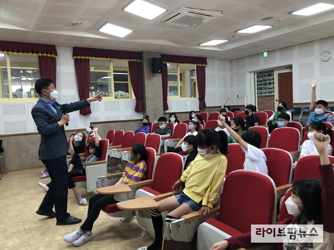 농촌진흥청(청장 김경규)은 청소년들에게 직업탐색의 기회를 제공하기 위해 지난 1일부터 7월까지 ‘미래농업인 육성 교실’을 운영하고 있다. 사진은 ‘미래농업인 육성 교실’ 진행 모습