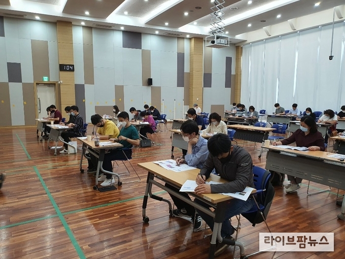 농림축산검역본부는 전국 시·도 가축방역기관과 민간 진단기관 등 총 59개 기관 업무담당자 80명이 참여한 가운데 7월 2일까지 전국 병성감정기관의 진단기술 표준화를 위한 정도관리를 실시한다.