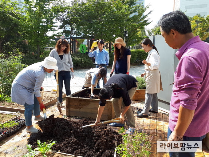아파트 주민이 참여하는 텃밭 활동이 주민 간의 정서적 친밀감과 공동체 의식은 높이고 스트레스는 낮춰주는 효과가 있음을 확인했다.