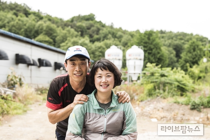 고산농장 이동천사장과 아내 박미정씨가 다정한 모습으로 농장을 배경으로 환하게 웃고있다.