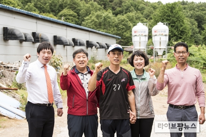차례로 박종형 양돈부장(우성사료) 표영수 대표(우성사료 익산 양돈대리점) 이동천 사장(고산농장) 박미정사모(고산농장) 윤병섭 소장(우성사료 익산 양돈대리점)