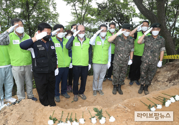 농협중앙회 이성희 회장을 비롯한 임직원, 6·25 전사자 유가족 조합원, 군 관계자 등이 18일 경기도 파주시 파평산 전투지구 유해발굴현장에서 헌화와 경례를 하며 호국영웅들의 희생정신을 기리고 있다. 앞줄 오른쪽 두번째부터 김홍석 1사단장, 농협중앙회 이성희 회장, 유찬형 부회장