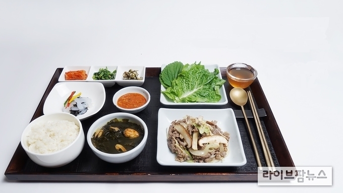정부가 안심식당 모델 개발을 위한 사례 발굴을 위해 생활방역지침 등을 잘 준수하는 한식당 96개소를 선정했다. 사진은 감염병 확산을 막기위해 개인용 반찬이 놓인 식탁모습.