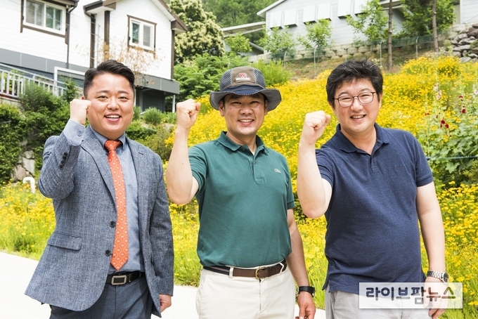 사진 순서대로 이대형 부장(우성사료) 박수민 대표(의령농원) 정진현 이사(유니팜스)가 양계산업의 발전을 위한 다짐을 하고 있다.