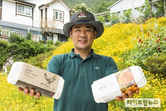 박수민 대표(의령농원)가 제품을 들어 보여주고있다.