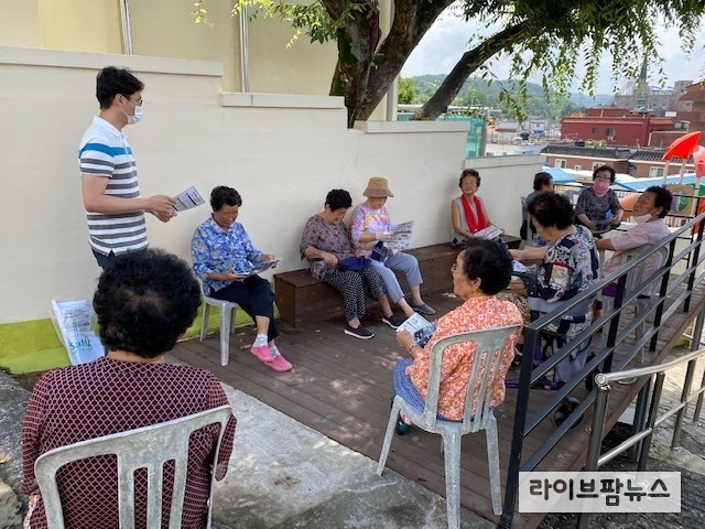 무더위 쉼터를 찾아 직원들이 고령농을 대상으로 농정홍보를 하고 있는 장면.