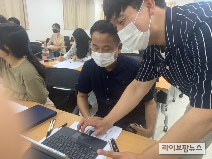 축평원 경기지원이 29일 막내 직원이 선배 직원의 멘토가 되어 ‘요즘 유행하는 문화’에 대해 알려주는 ‘리버스 멘토링(역멘토링)’을 실시해 좋은 반응을 얻었다.