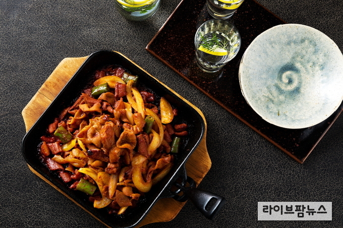비법 양념으로 매운맛을 더한 ‘도드람 직화불곱창’