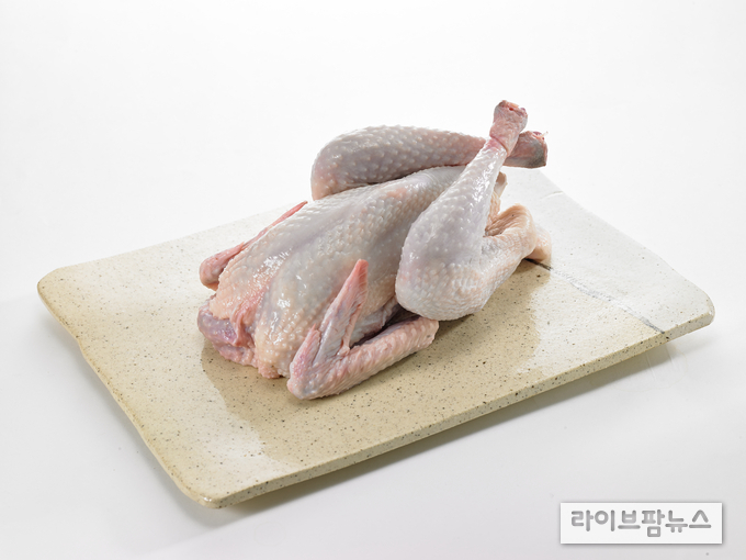 한국토종닭협회가 이마트·농협하나로마트와 의기투합해 13일부터 19일까지 일주일간 ‘토종닭 소비 촉진을 위한 할인행사’를 진행한다.