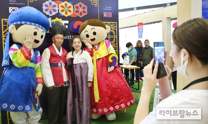 농림축산식품부와 한국농수산식품유통공사가 지난 11일부터 3일간 몽골 울란바토르 샹그릴라몰에서 ‘코로나를 이겨낼 건강한 먹거리 K-FOOD’를 주제로 한국식문화 체험 페스티벌을 개최, 현지인들로부터 큰 호응을 얻었다.
