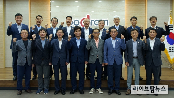 도드람 박광욱 조합장(윗줄 중앙)을 비롯한 임원진이 새로운 슬로건 “맛있는 한돈! 건강한 도드람”을 힘차게 외치며 창립 30주년 기념사진을 촬영하고 있다.