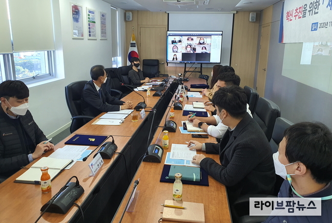2일 온·오프라인 동시 개최된 제2기 주니어보드 발대식에는 각 부서 대표 1인, 총 12명의 직원들이 참석하여 활동의지를 다졌다.