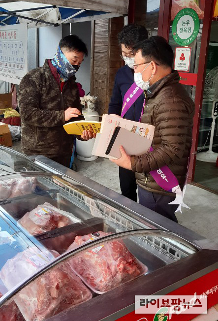 축산물품질평가원 전북지원은 지난 3일 관내 전통시장인 삼례시장에서 가금산물 취급업소 및 소비자를 대상으로 가금산물 이력제 가두캠페인을 가졌다