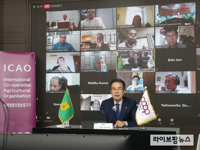 농협중앙회 이성희 회장(現 ICA-AP 이사, ICAO(국제협동조합농업기구) 회장)이 13일 화상으로 열린 국제협동조합연맹 아태지역사무소(ICA-AP) 60주년 기념 행사에서 축사를 하고 있다.