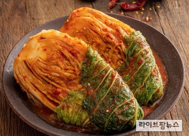 세계김치연연구소는 “한국의 김치와 중국 파오차이는 전혀 다른 식품”이라고 말하며 생채소를 1, 2차로 나누어 발효시키는 식품은 전 세계적으로 ‘김치’가 유일하다고 주장했다.