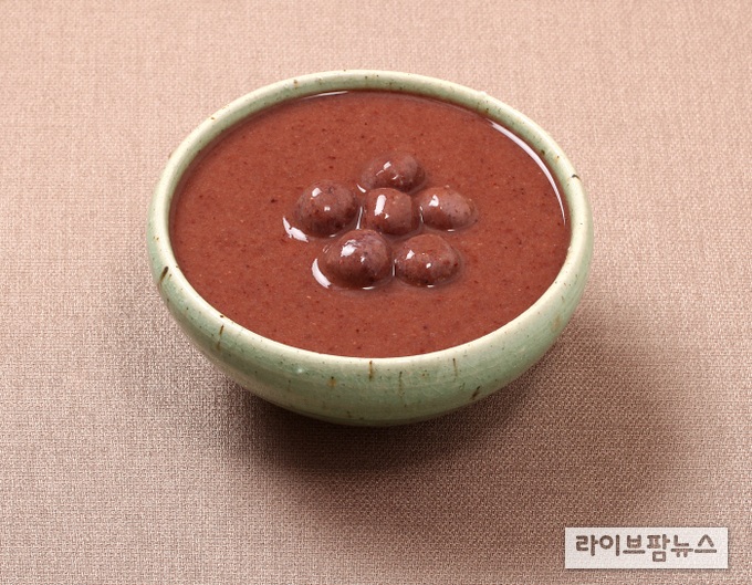 팥죽에 수수로 만든 새알심을 곁들이면 더욱 풍부한 영양성분을 함유한 건강식이 된다. 농진청이 21일 동지를 맞아 겨울철 영양식으로 즐겨먹는 팥죽 만드는 방법을 소개했다.
