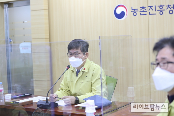 허태웅 농촌진흥청장은 22일 전국 농업기술원장과의 영상 업무협의회를 주재하고, 올해 영농성과 점검과 내년도 핵심추진과제를 다각적으로 논의했다.