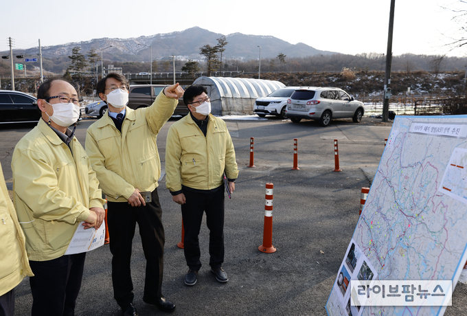 농림축산식품부 박영범 차관은 4일 오후 충북 충주시 소재 신니 거점소독소와 인근 대부농장을 방문하고 아프리카돼지열병(ASF) 방역 상황을 점검했다.