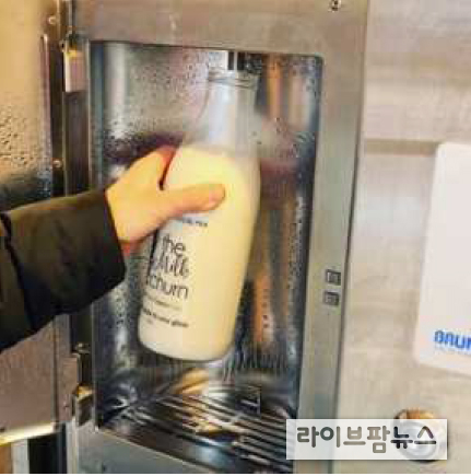 영국 잉글랜드 지역의 한 농가가 목장내 우유 자판기로 저온살균우유를 판매하면서 인근 소비자들로 부터 큰인기를 끌고있다.