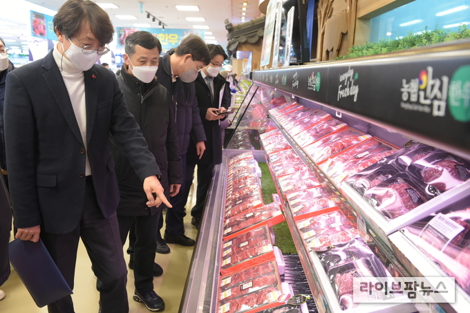농림축산식품부 박영범 차관은 지난달 30일 서울 서초구 소재 양재하나로마트를 방문하고 농축산물 소비동향을 점검했다.