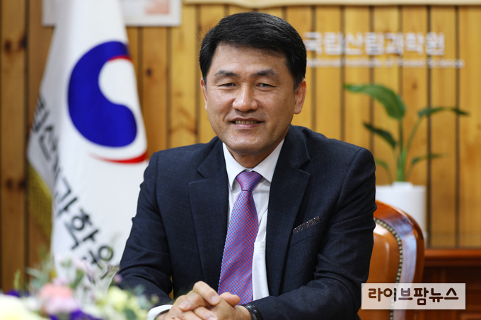 산림청 국립산림과학원 제23대 박현 신임 원장이 8일 취임식을 가졌다. 박 원장은 취임사를 통해 “산림과학 연구 100년 역사를 토대로 혁신을 추구하고 새로운 시대를 선도하는 기관으로 발전하겠다”고 포부를 밝혔다.