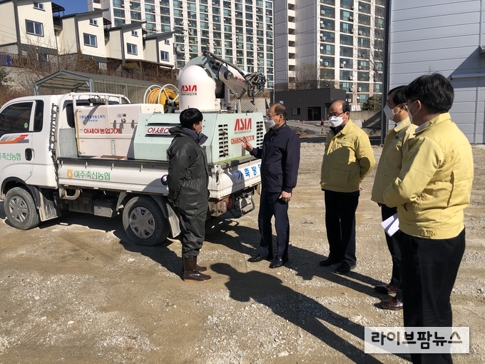 김태환 축산경제대표이사(사진왼쪽 두번째)가 공동방제차량앞에서 관계자를 격려하고 있다.