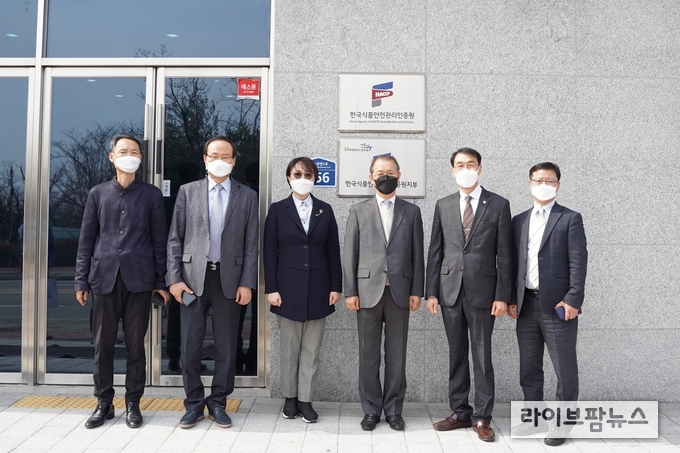 전임 원장 초청 간담회에서 조기원 원장(오른쪽에서 두 번째)과 김진만(왼쪽에서 두 번째), 오혜영(왼쪽에서 세 번째), 장기윤(왼쪽에서 네 번째) 전임 원장이 기념촬영을 하고 있다.