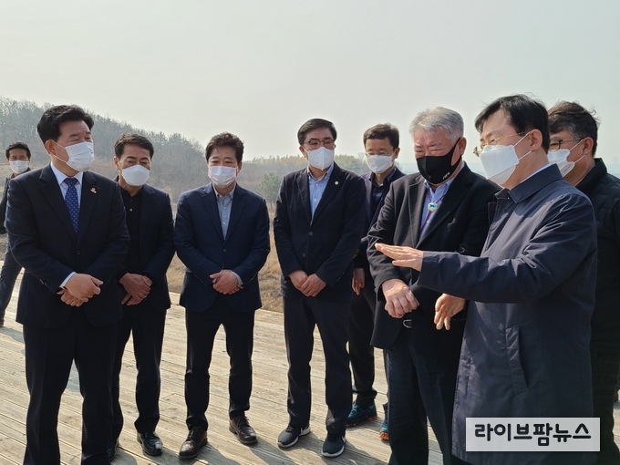 이만희 의원과 협의하고 있는 김우남 회장.
