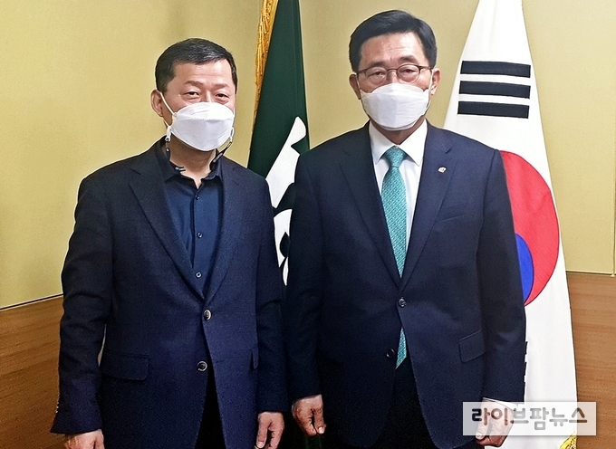 aT 김춘진 사장(우측), 유엔거버넌스센터 심보균 원장(좌측)
