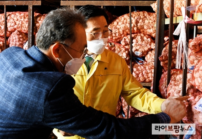 함평 민간창고를 방문한 aT 김춘진 사장(사진 가운데)