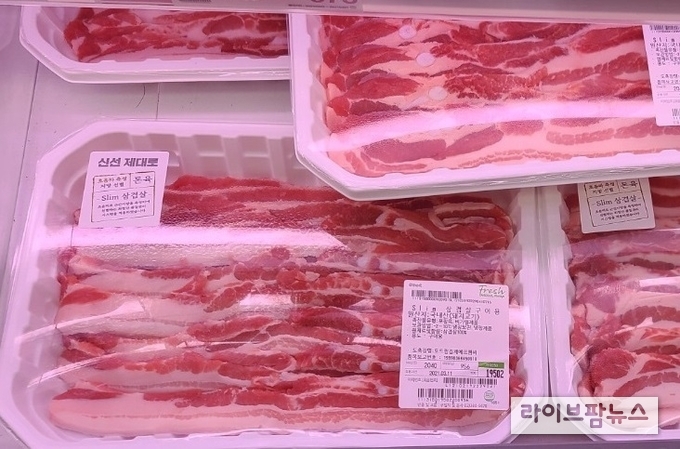 이마트 축산코너에 진열되어있는 오토폼을 활용하여 선별 생산된 ‘슬림삽겹살’ (사진=도드람 제공)