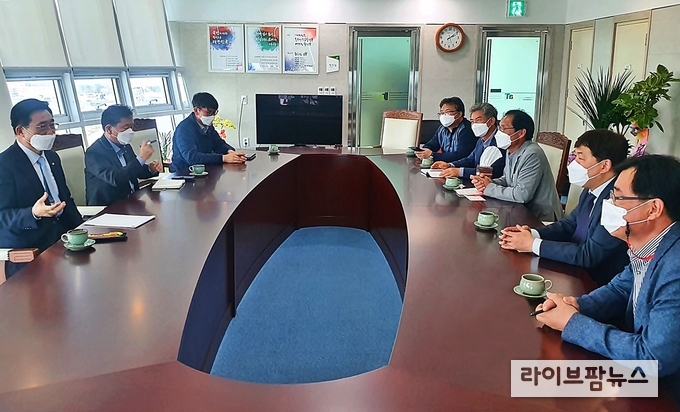 31일 국산 밀 관계자와 면담 모습. aT 김춘진 사장(좌측 첫번째), (사)국산밀산업협회 박성한 이사장(우측 세번째)