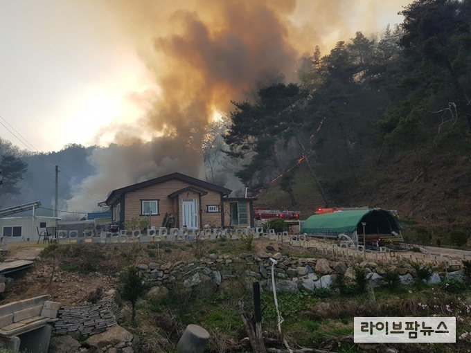 산림청 중앙산불방지대책본부는 경기, 경남, 경북, 충북에서 산불이 발생해 일몰시간 전 진화 완료했다.
