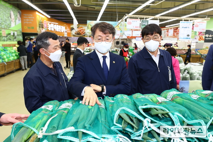 박영범 농림축산식품부 차관은 9일 오후 서울 서초구 소재 농협 하나로클럽 양재점을 방문하고 농축산물 수급상황을 점검하고 매장을 찾은 소비자들의 장바구니 물가에 대한 의견에도 귀를 기울였다.