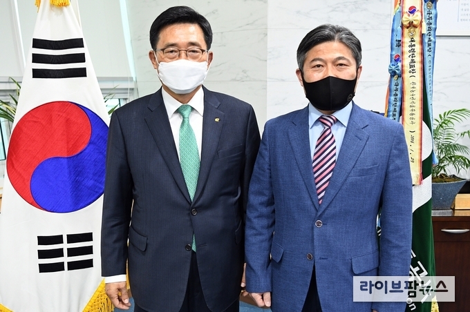 aT 김춘진 사장(좌측), 한국식품산업클러스터진흥원 김영재 이사장(우측)