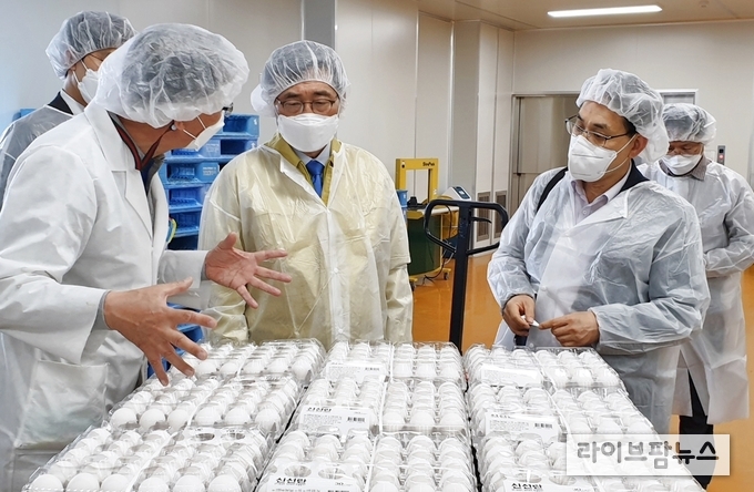 계란 선별·포장 업체 방문 사진 aT 김춘진 사장(좌측 세번째)