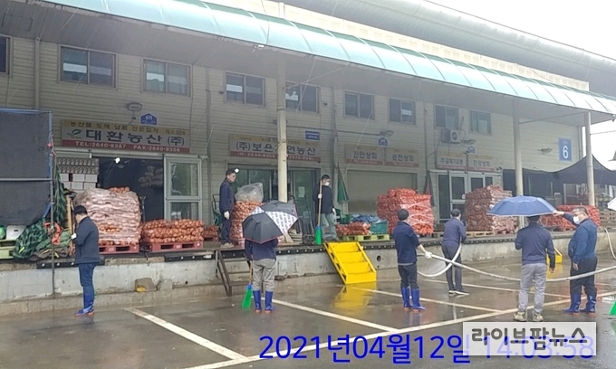 서울시농수산식품공사 강서지사와 강서시장 유통인들은 12일부터 10일간 봄맞이 대청소를 실시했다.