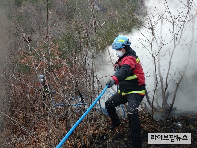 26일 08시 40분경 충청남도 논산시 양촌면 반암리 188 인근 야산에서 발생한 산불을 1시간 여만에 진화 완료했다.