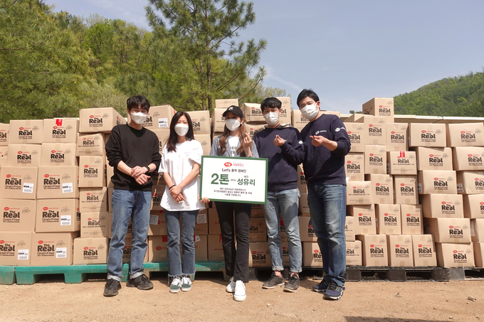 가수겸 배우 성유리씨가 렛츠 폴짝 사료 기부 캠페인에 동참하면서 사료 2톤을 기부했다.