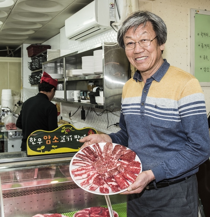 하세길 사장이 농장에서 생산된 고기를 보여주고 있다