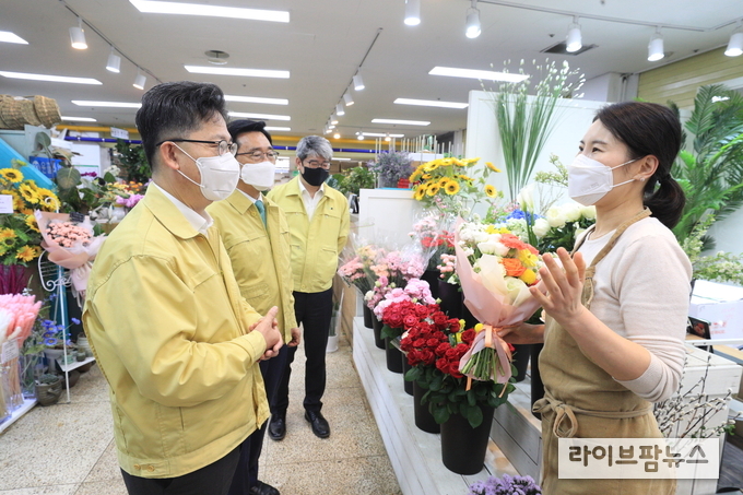 농림축산식품부 김현수 장관은 28일 오전 양재화훼공판장을 방문해 코로나19 확산 방지를 위해 경매장과 화훼산업 관계자들에게마스크 착용, 발열 체크, 소독 등 개인과 시설의 철저한 방역관리를 재차 당부했다.