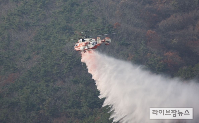 29일 13시 34분경 강원도 영월군 영월읍 거운리 산 116 일원에 산불이 발생하여 산림청 중앙산불방지대책본부가 진화인력을 긴급 투입해 진화중이다.