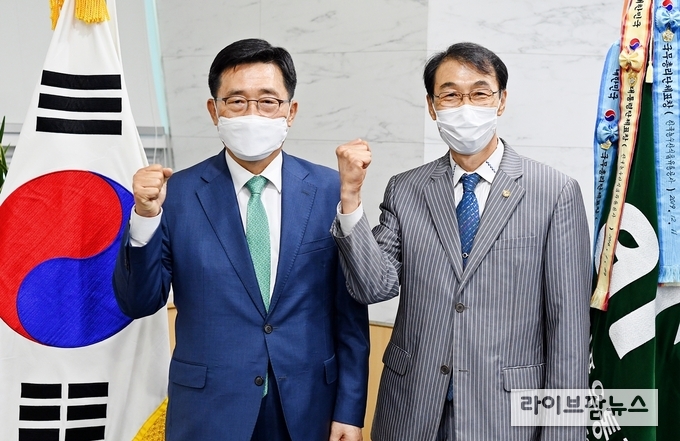 aT-한국식품안전관리인증원의 간담회 현장 사진. aT 김춘진 사장(좌측), 한국식품안전관리인증원 조기원 원장(우측).