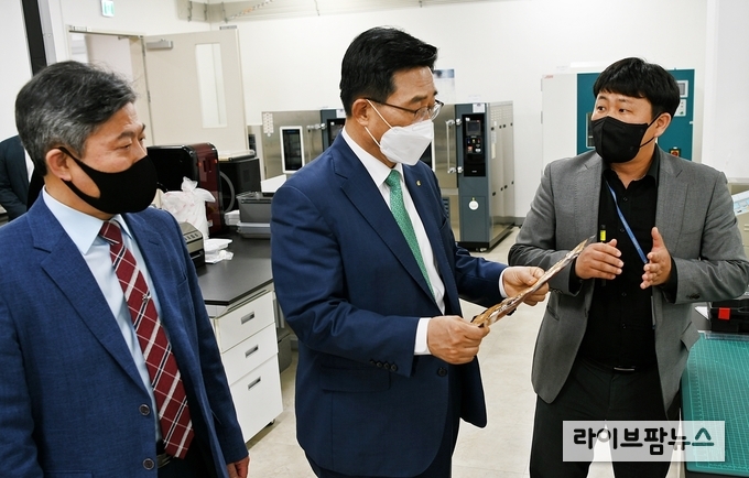 aT 김춘진 사장이 13일 한국식품산업클러스터진흥원을 방문, 국가식품클러스터 기업지원시설에 대한 현황 설명을 들었다. aT 김춘진 사장(가운데), 한국식품산업클러스터진흥원 김영재 이사장(좌측 첫번째)