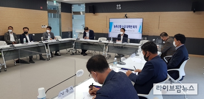 3일 농업관측본부 오송사무실에서 김인중 식품산업정책실장 주재로 농축산물 수급 대책반 회의를 갖고 물가 조기 안정화에 총력을 기울였다.