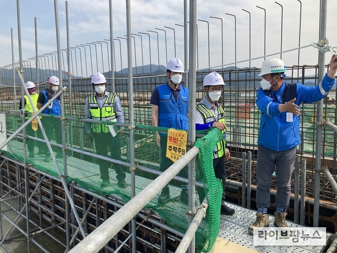 농어촌공사는 여름철 폭염과 집중호우에 대비해 전국 건설현장과 안전진단사업장을 특별 점검한다.
